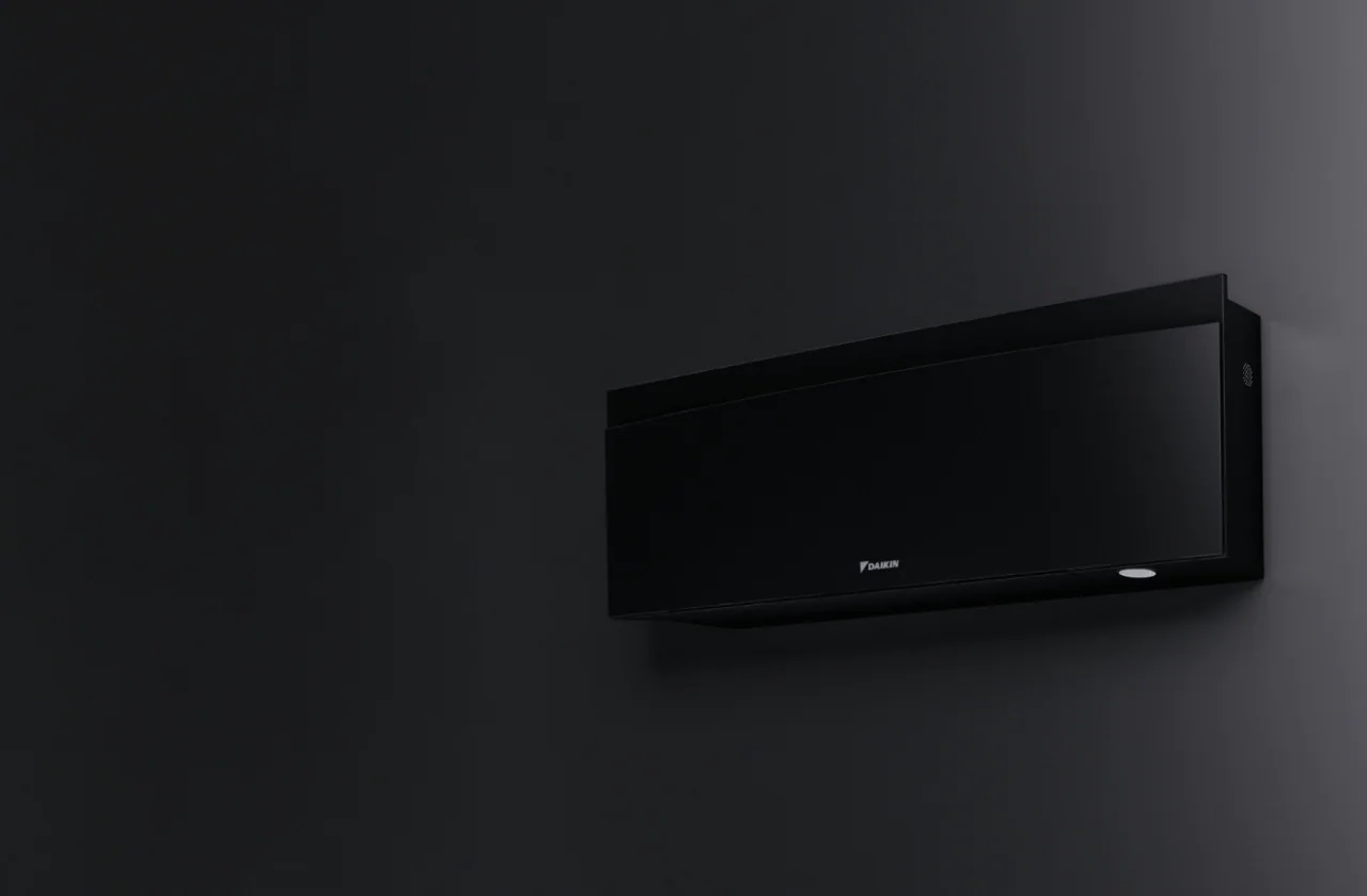 Климатик Daikin Emura в тъмен интериор